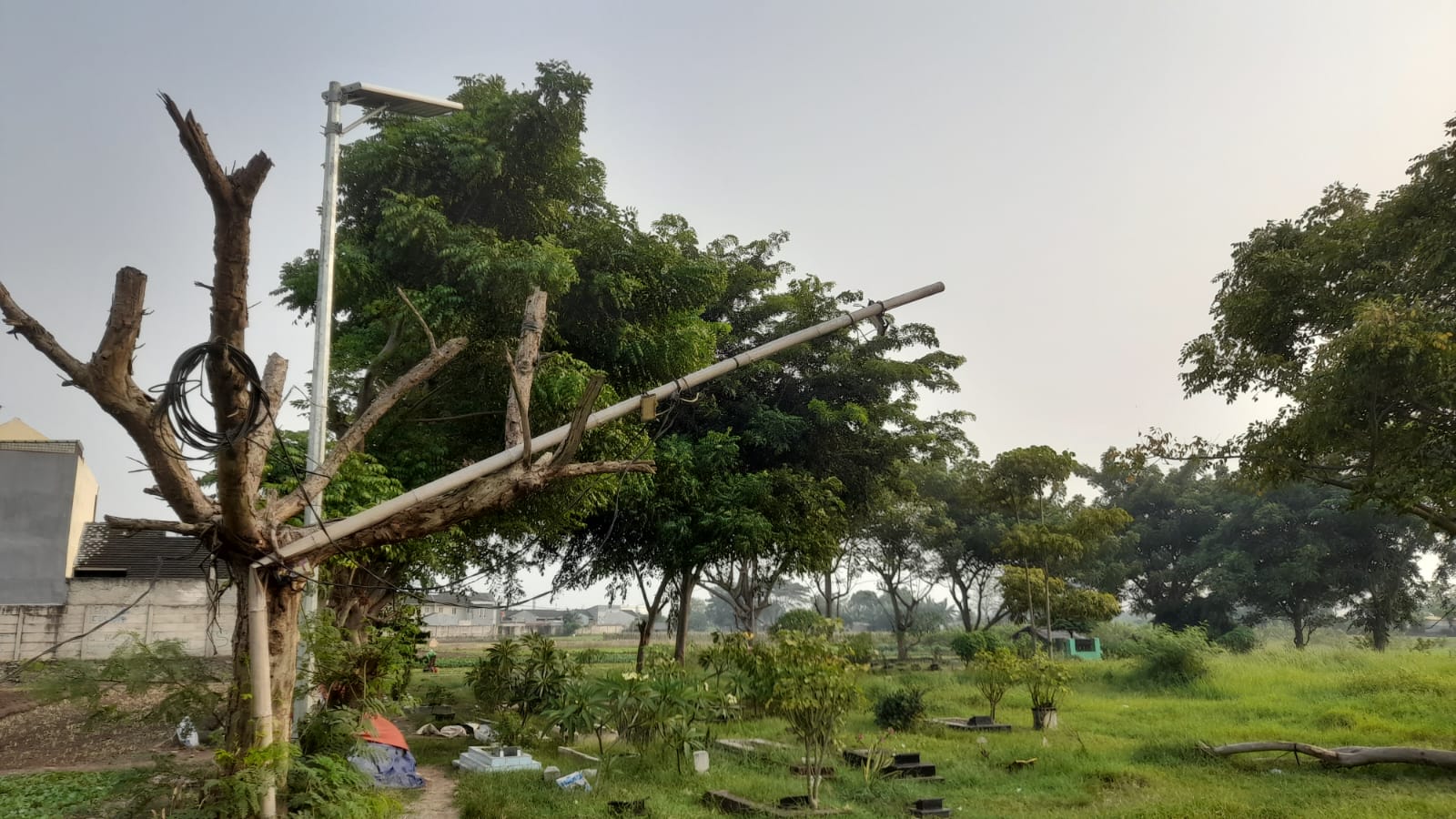 Selain di Jalan, Pemdes Sarakan Pasang PJU di TPU