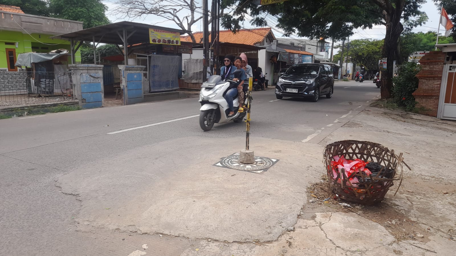 Gundukan Penutup Pipa Air Bahayakan Pesepeda Motor di Jalan Raya Tanjakan-Mauk