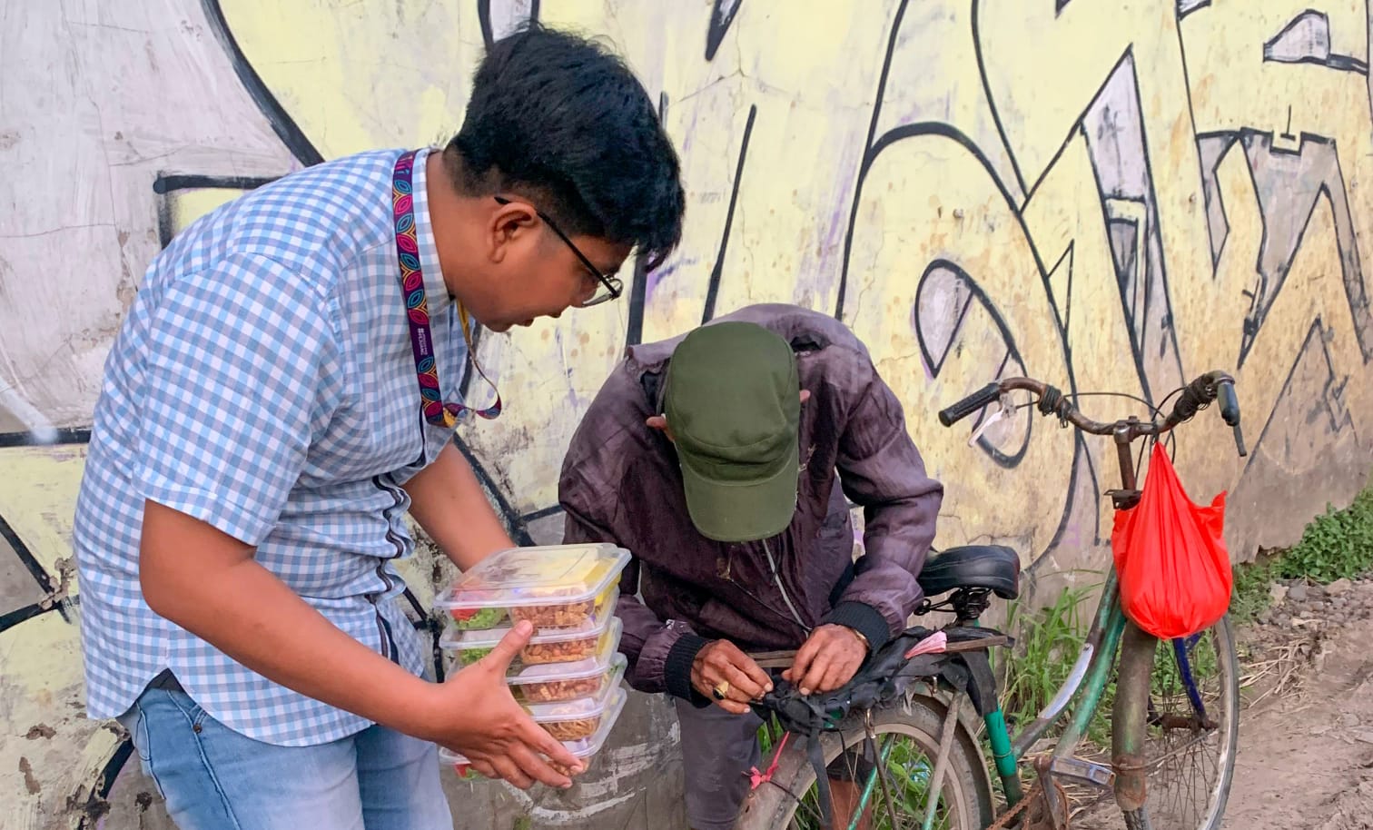 Karang Taruna Kecamatan Kosambi Konsisten Bagikan Nasi Kotak untuk Pengguna Jalan dan Santri