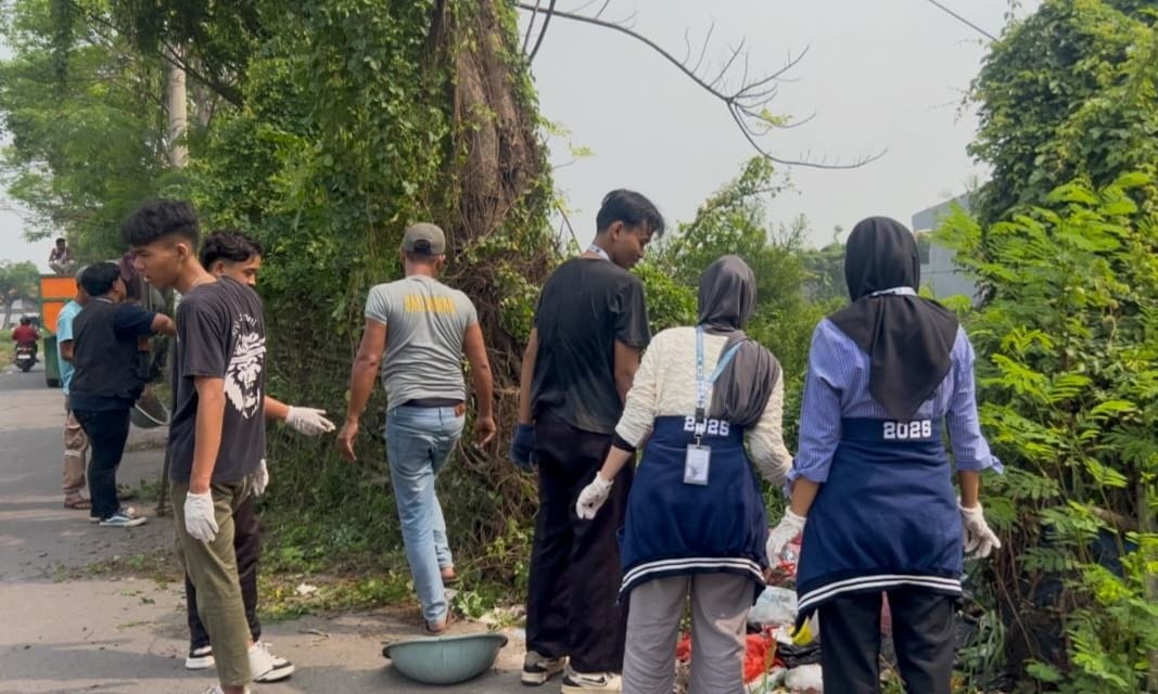 Mahasiswa UNIS Bersih-Bersih Sampah