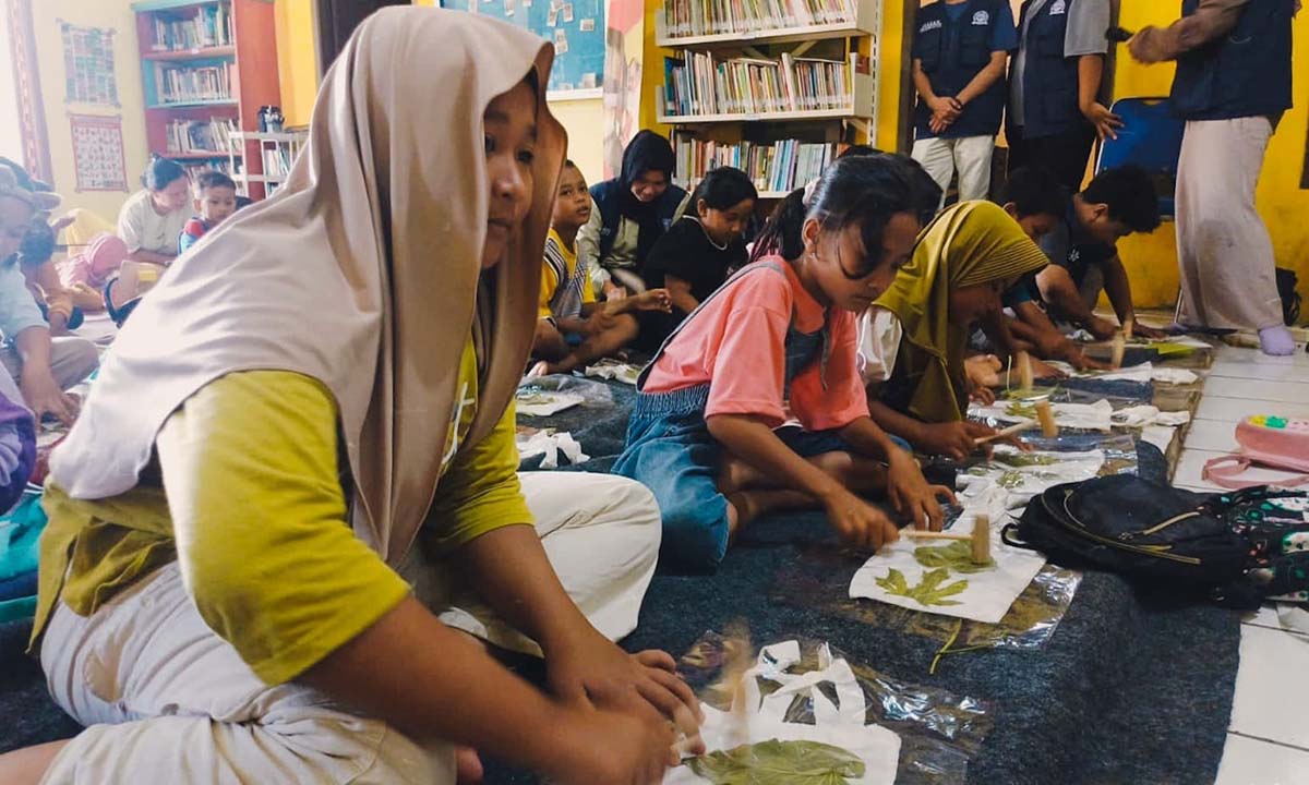 Perpustakaan Desa Mekarsari dan Mahasiswa UIN Jakarta Ajarkan Teknik Ecoprint ke Warga
