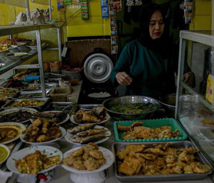 Beras Mahal, Pedagang Warteg Kurangi Porsi Nasi