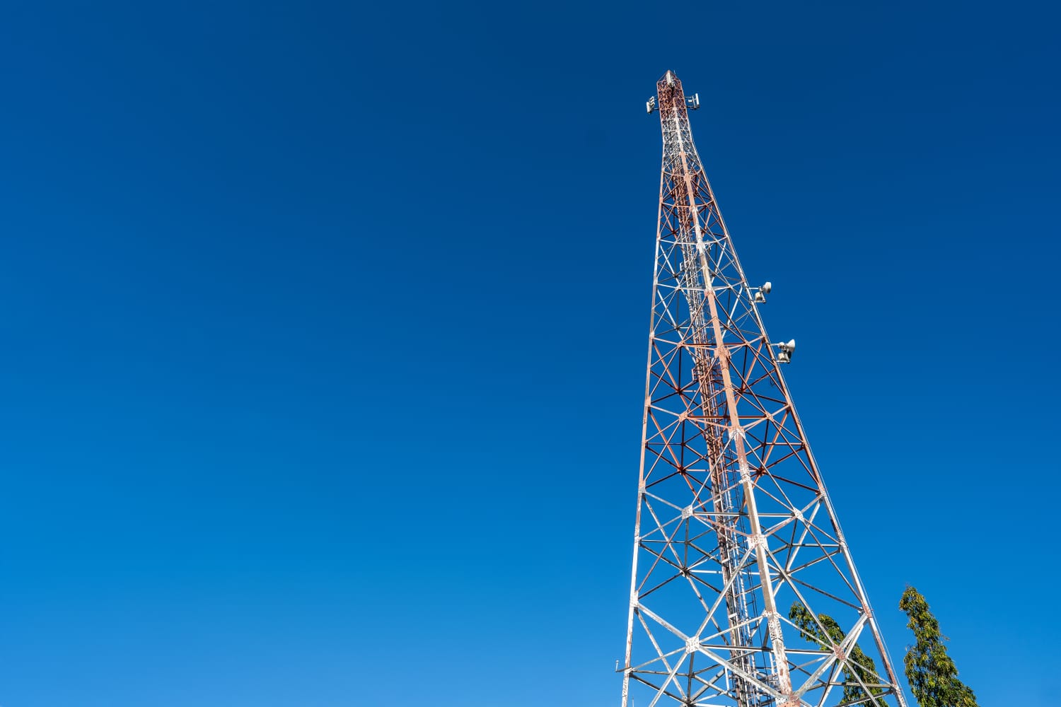 Indosat Proyeksikan Lonjakan Trafik Double Digit untuk Nataru 2025/2026