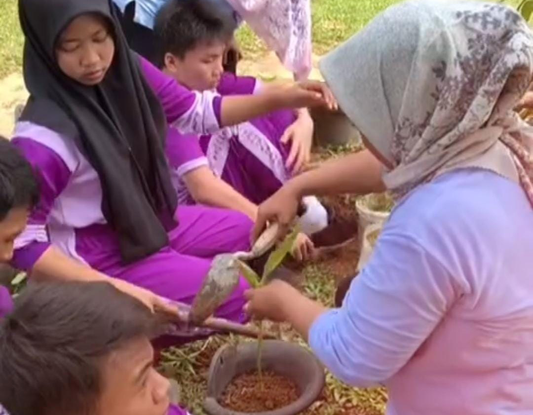 Siswa SMPN 5 Tigaraksa Buat Media Tanam Sederhana