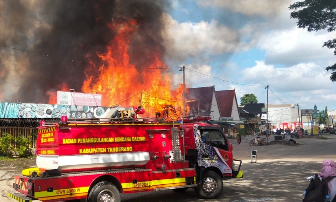 Dua Rumah Makan Terbakar Hebat