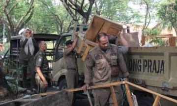 Sejumlah Lapak Pedagang Ditertibkan 