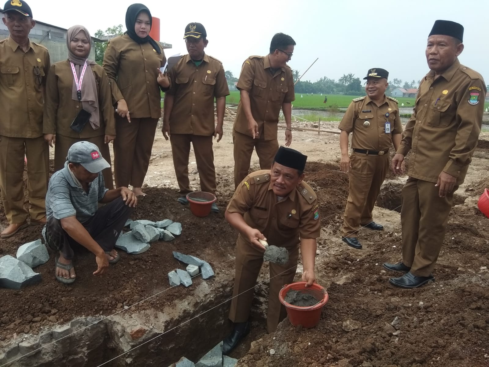 Baru Menjabat, Kades Kosambi Langsung Bangun Kantor Desa