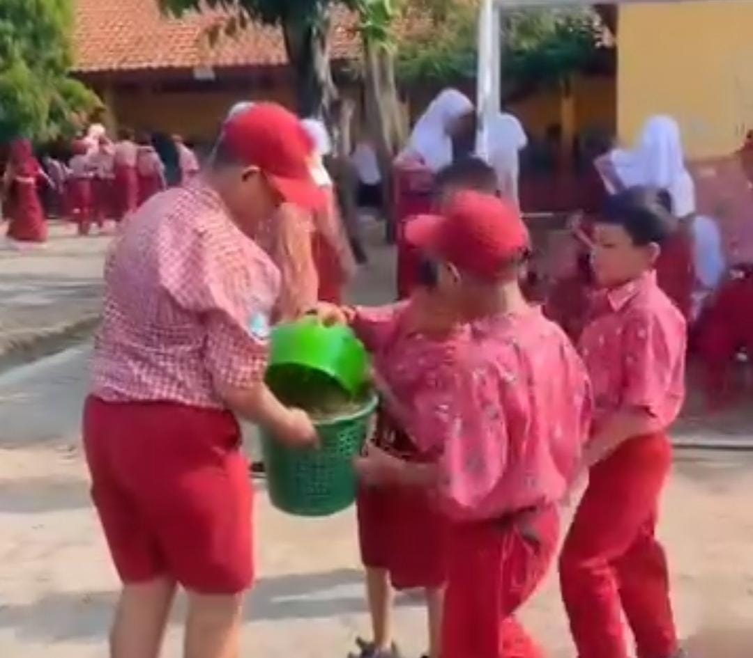 SDN Balaraja II Biasakan Siswa Bersihkan Lingkungan Sekolah