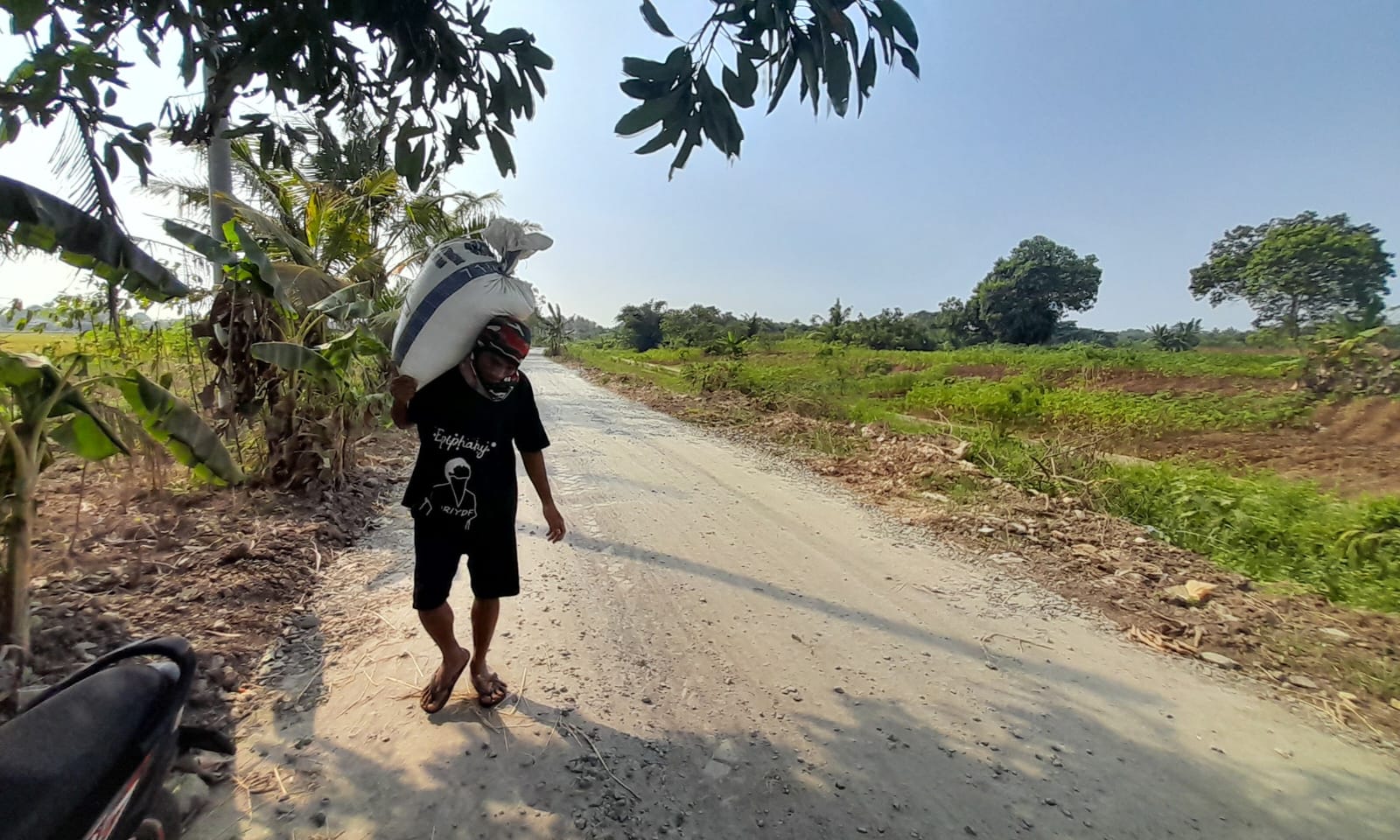 Rusak Akibat Proyek Normalisasi, Akhirnya Sebagian Jalan Kampung Gabusan Desa Ranca Labuh Diperbaiki