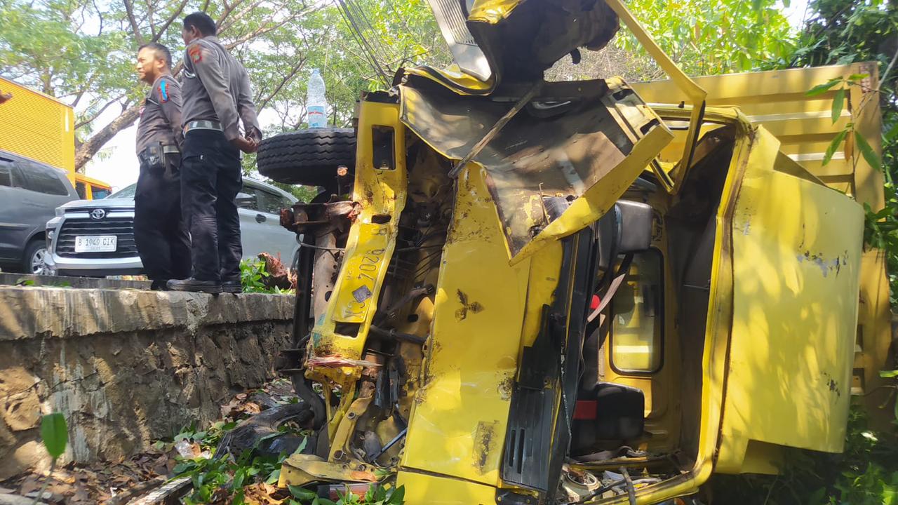 Sopir Ngantuk, Truk Tabrak Pohon