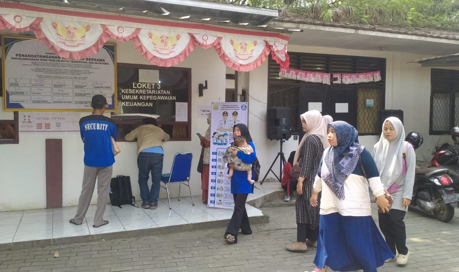 Orang Tua Siswa Serbu Posko SPMB