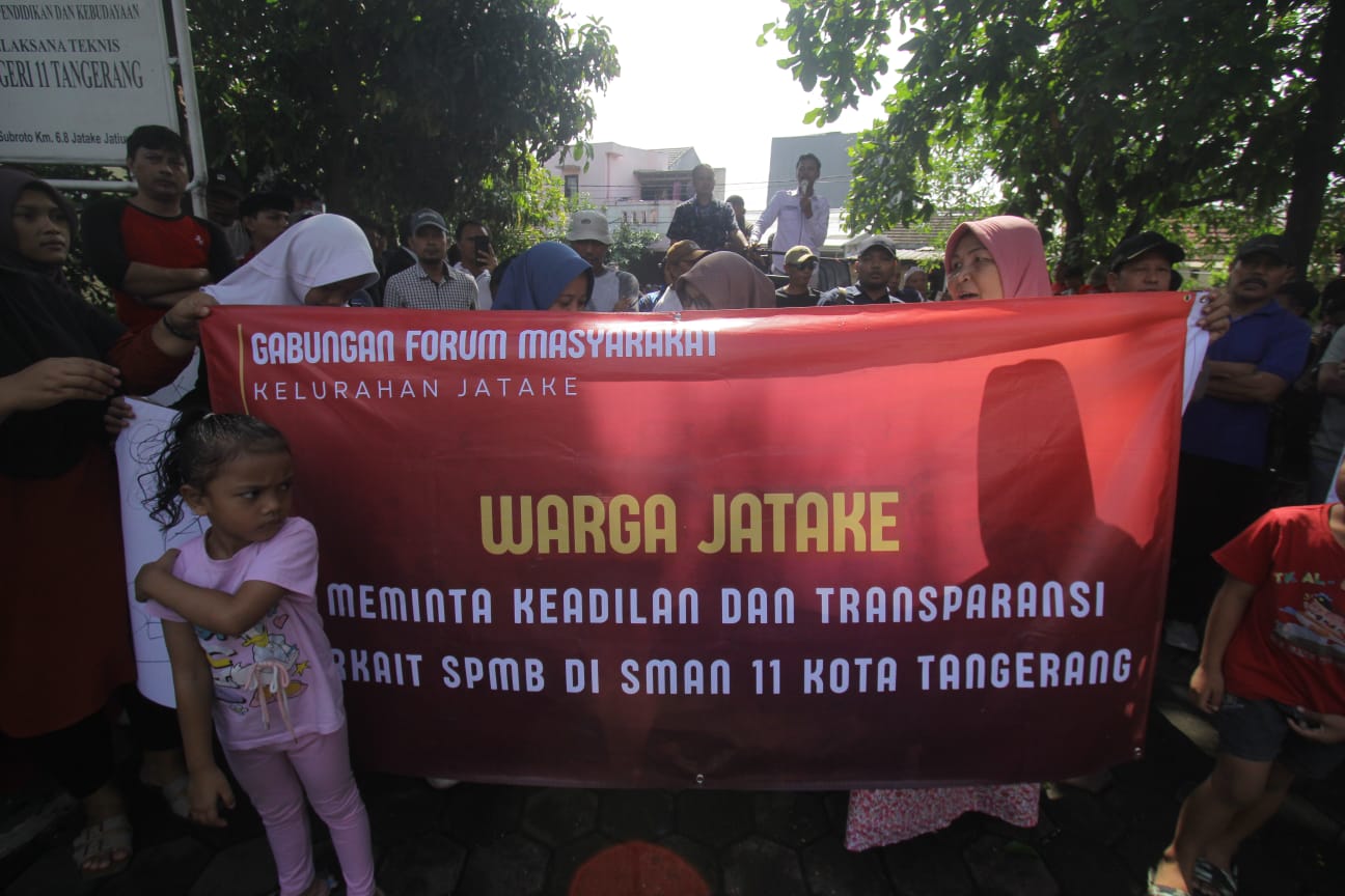 Puluhan Siswa Tidak Lolos Jalur Domisili, Warga Geruduk SMAN 11 Kota Tangerang