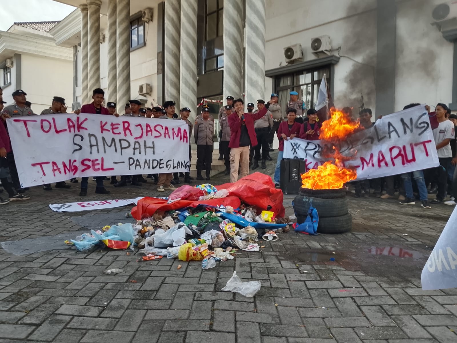 Pendemo Tumpahkan Sampah di Kantor Bupati dan DPRD, Tuntut Pembatalan Kerjasama Sampah dengan Tangsel