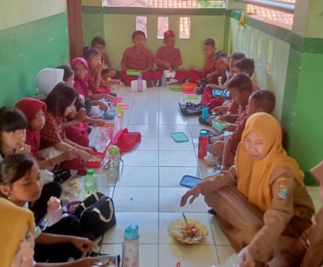 Makan Bersama Bentuk Kebersamaan di SDN Tekuknaga III