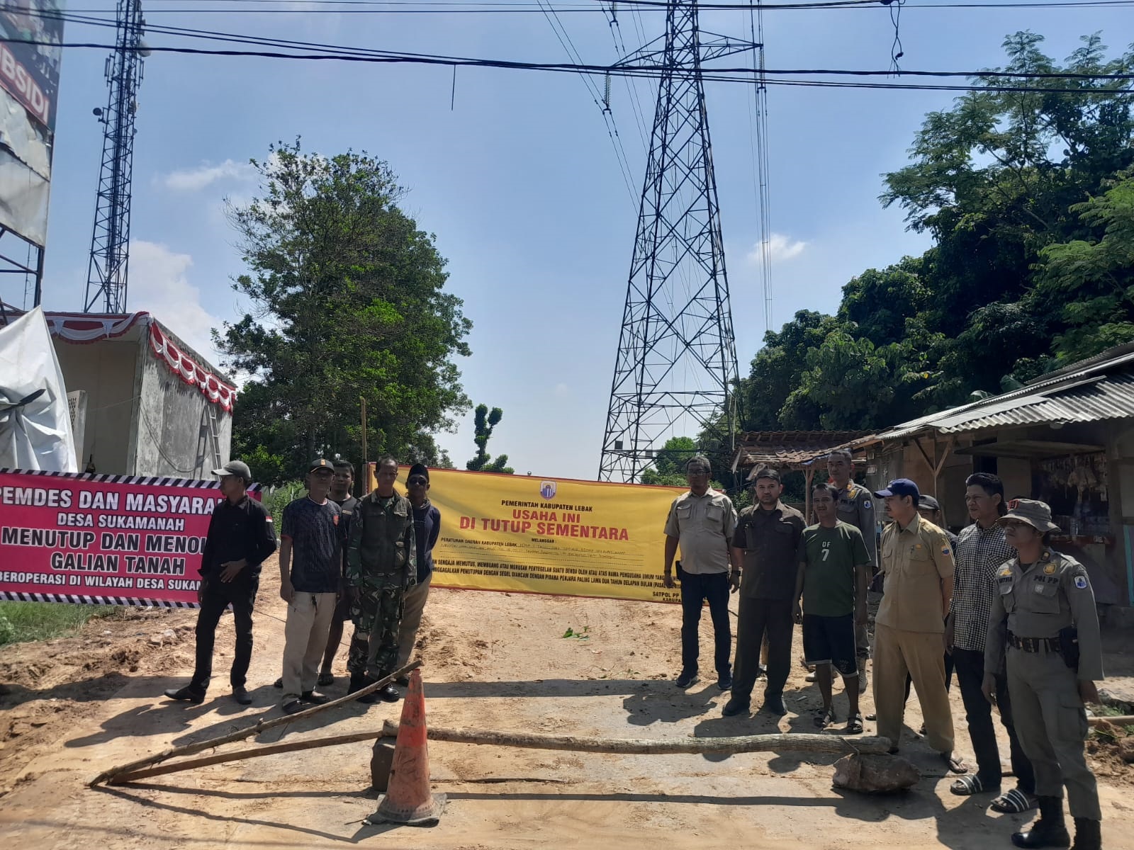 Satpol PP dan Warga Tutup Galian Tanah Merah