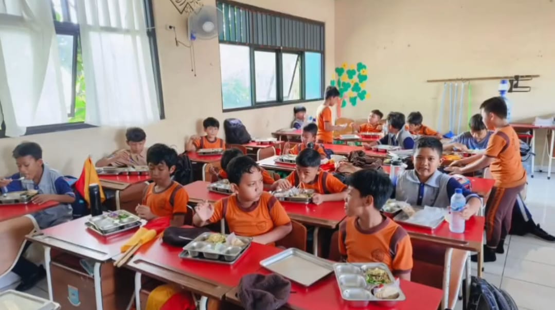 Siswa SDN Pondok Pucung 3 Antusias Terima MBG 
