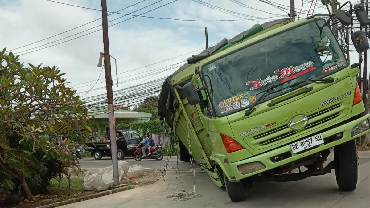 Diduga Ditutup Asal-asalan, Truk Terperosok di Bekas Galian Pipa Air