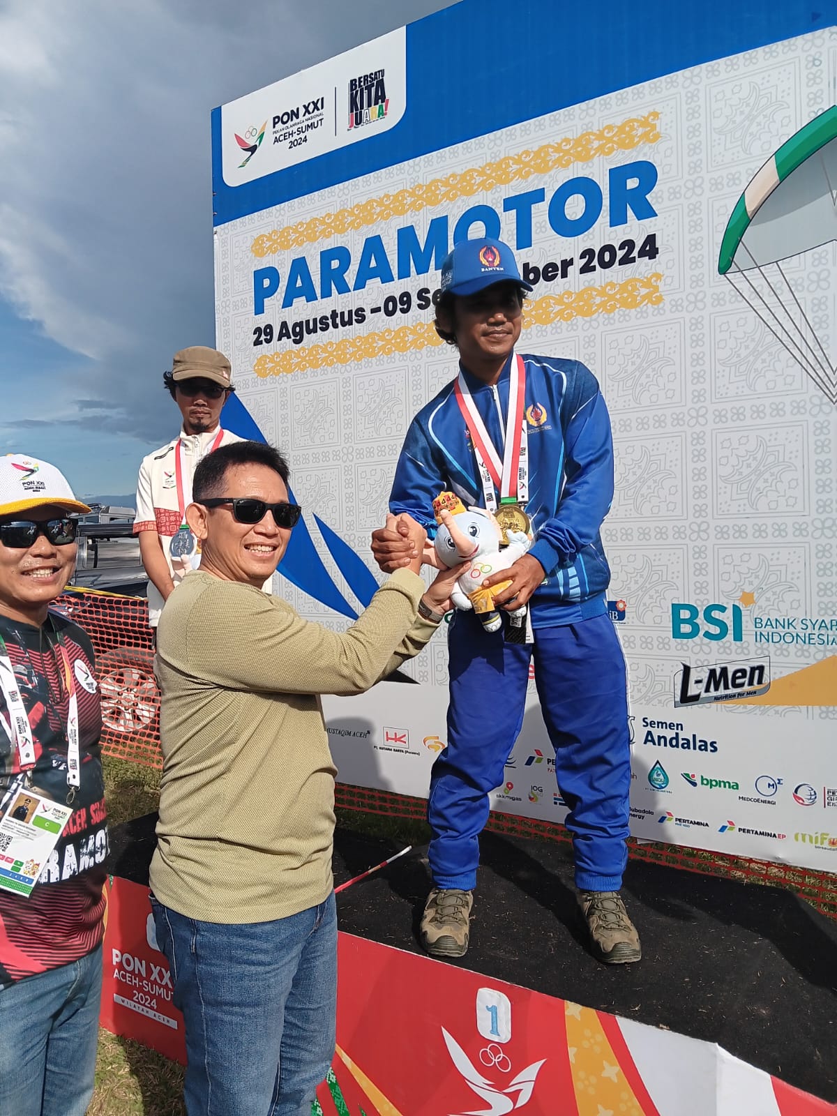 Banten Hebat Juara Menggema, Emas Perdana dari Cabor Paramotor