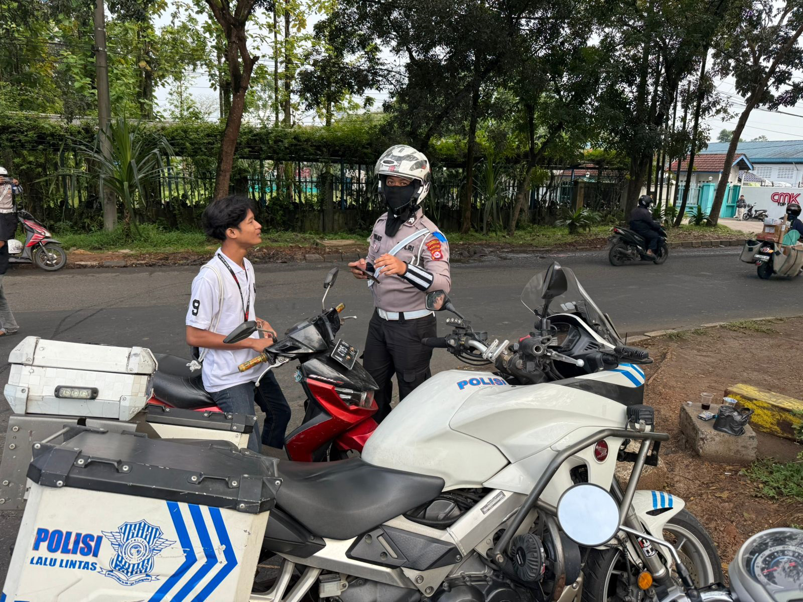 Gunakan HP Saat Berkendara, Belasan Orang Ditilang