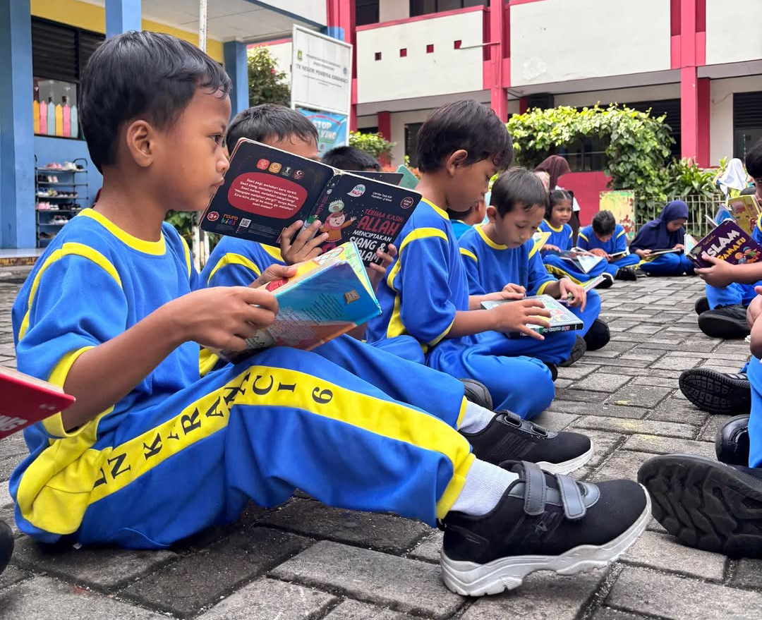 SDN Karawaci 6 Siswa Membaca Buku Bersama Perpustakaan Keliling