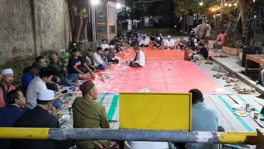 Warga Bangun Jalan Beton Secara Swadaya