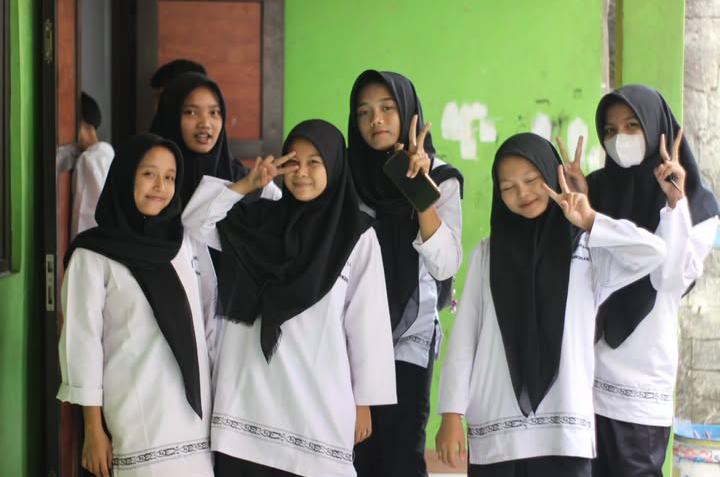 SMPN 4 Pasar Kemis: Dilarang Pakai Make Up Berlebihan