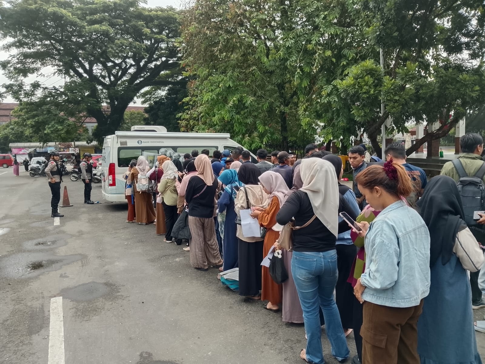 Saat Jam Kerja, Warga dan ASN Serbu Penukaran Uang Baru
