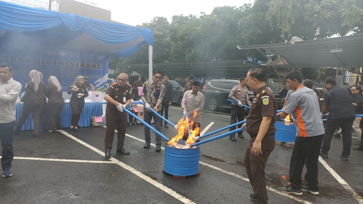 Kejari Serang Musnahkan Barang Bukti Perkara, Dari Sabu hingga Ribuan Obat Terlarang