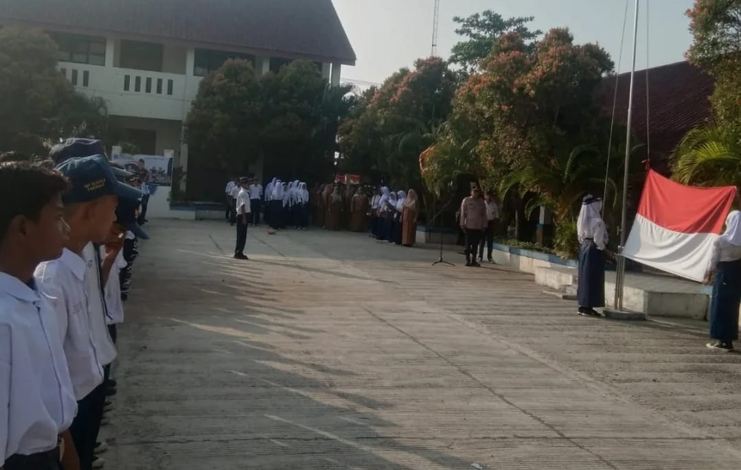 Kanit Binmas Pimpin Upacara di SMPN 3 Pakuhaji