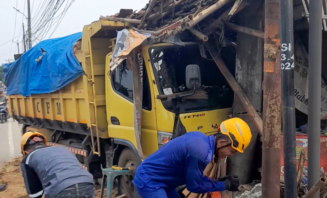 Sopir Ngantuk, Truk Tanah Tabrak Warung Nasi Uduk dan Tiang PLN