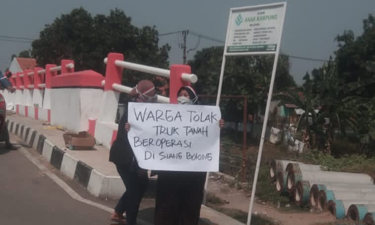 Warga Desa Pekayon Tolak Truk Tanah Beroperasi Siang Hari