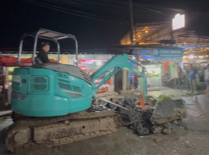 Zakiyah Kirim Alat Berat Tangani Banjir di Pamarayan