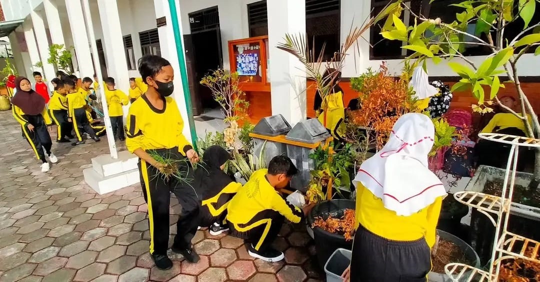SDN Jambe II Kompak Jaga Lingkungan dengan Kerja Bakti