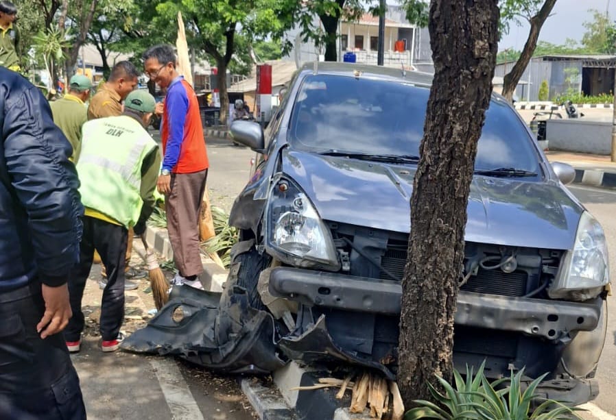 Diduga Pengemudi Mengantuk Mobil Nissan Gand Livina Tabrak Pohon di Jalan Raya Ciater Serpong