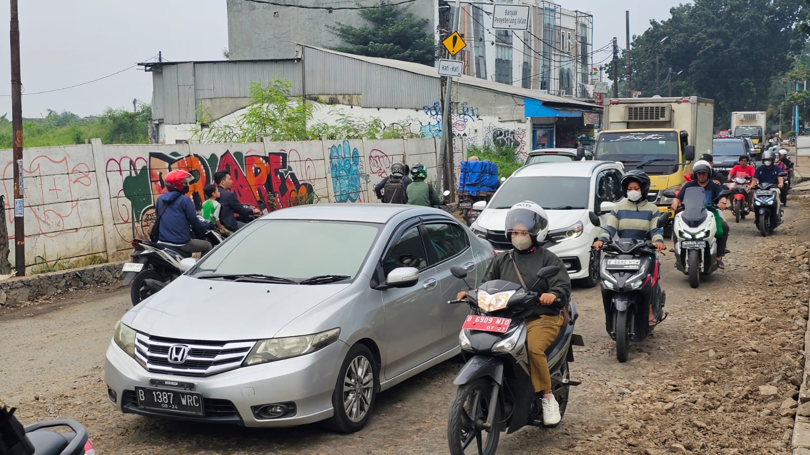 Jalan di Depan Kantor Wali Kota Ditinggikan, Arus Lalu Lintas Macet 2 KM