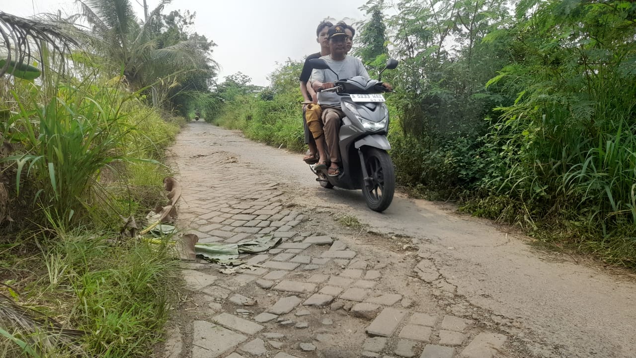 Akibat Proyek Normalisasi, Jalan Kampung Gabusan Desa Ranca Labuh Rusak