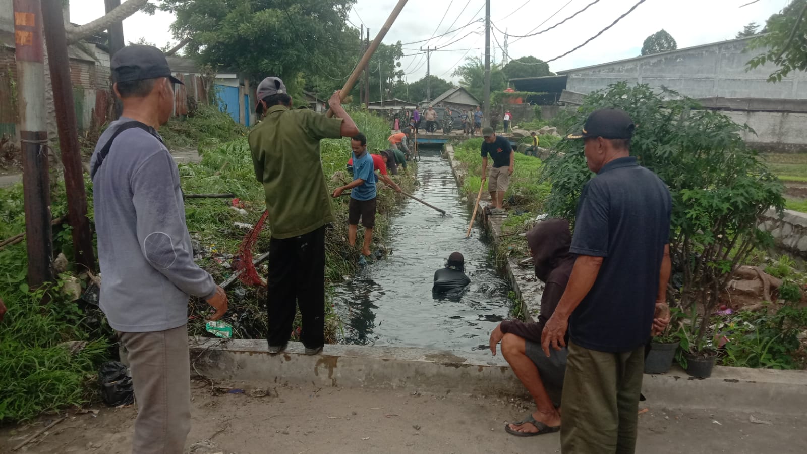 Jalan Kabupaten Langganan Banjir, Kades Gaga Hanya Bisa Bersihkan Saluran Air