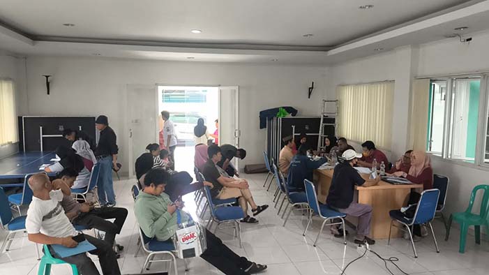 Warga Ciater Manfaatkan Layanan Jebol Disdukcapil
