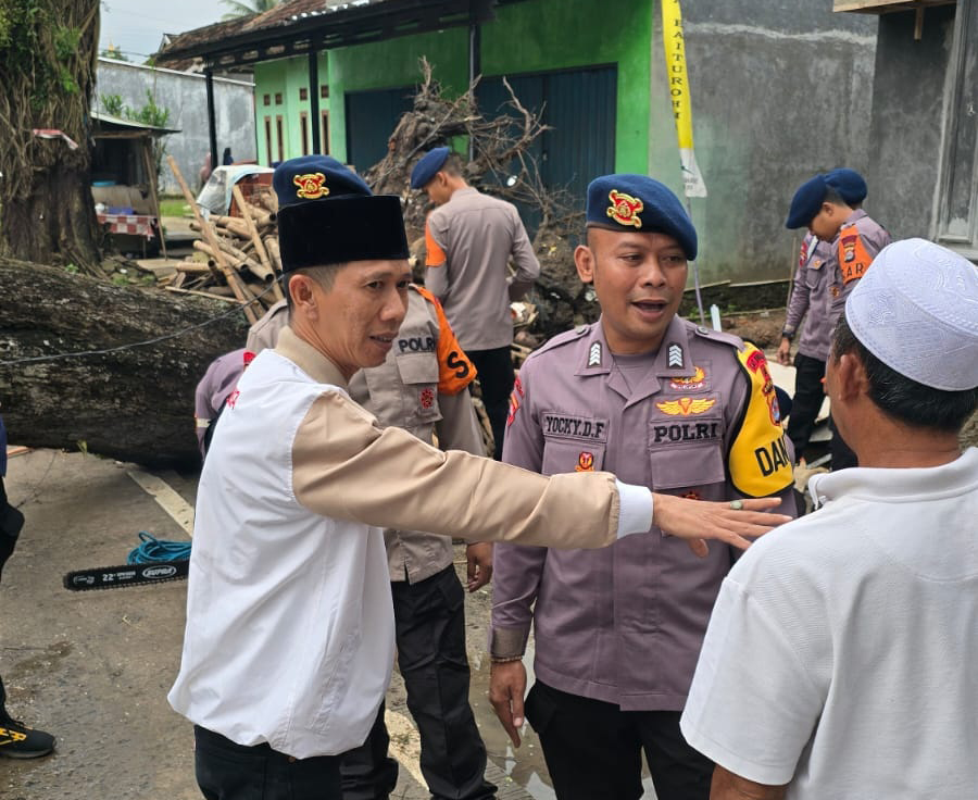Saepulloh Jueng Bantu Tangani Pohon Roboh