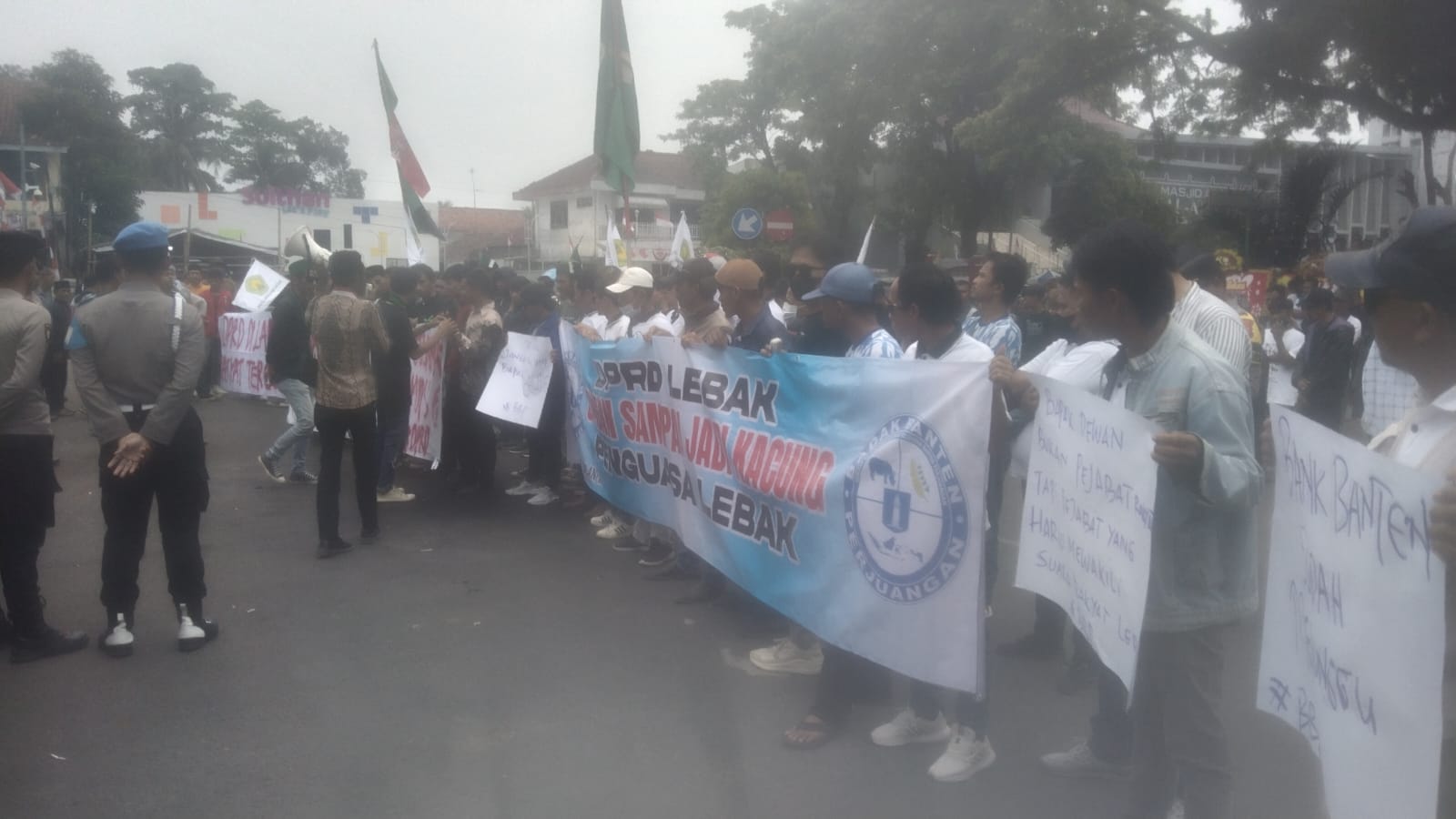 Pelantikan DPRD Lebak Diwarnai Aksi Unjukrasa 