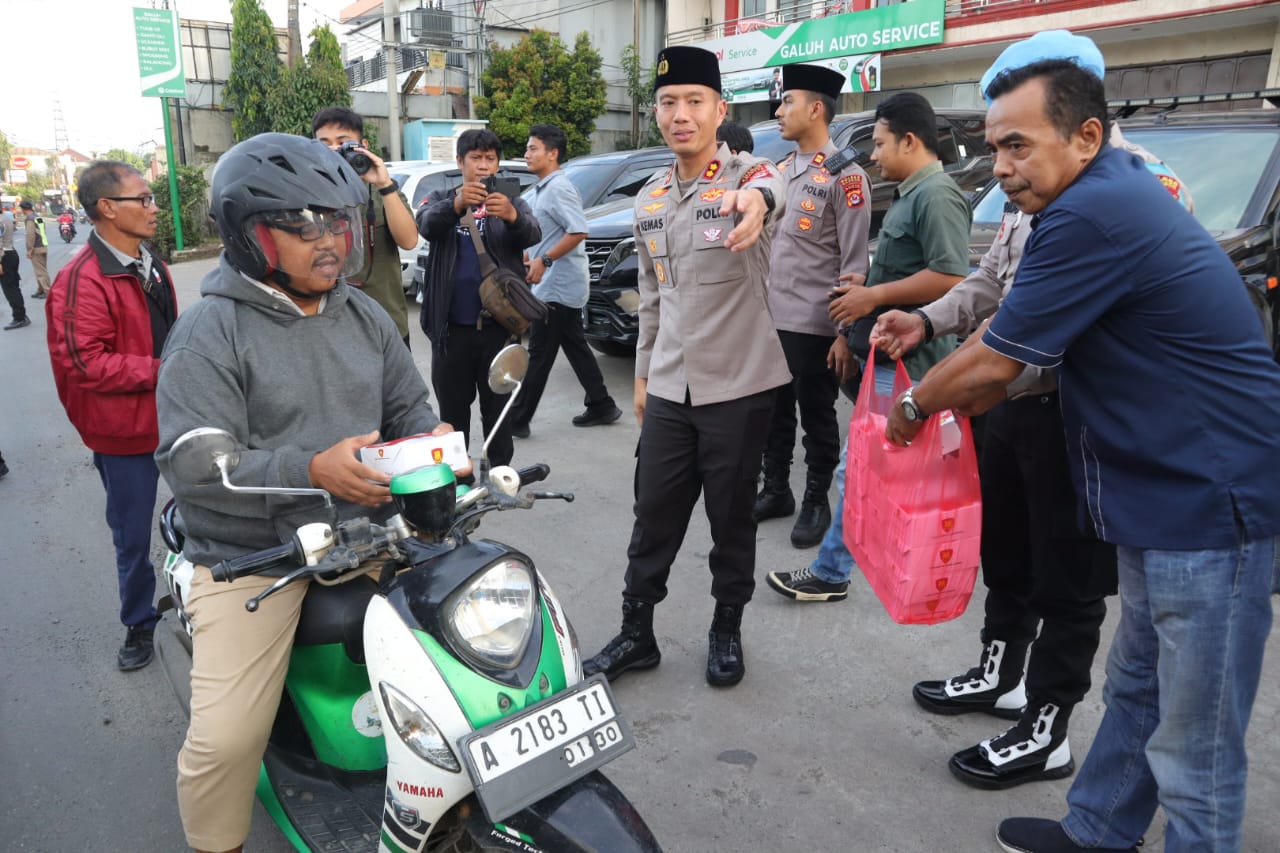 PLT Ketua PWI Cilegon Dampingi Kapolres Bagikan Takjil ke Warga Cilegon