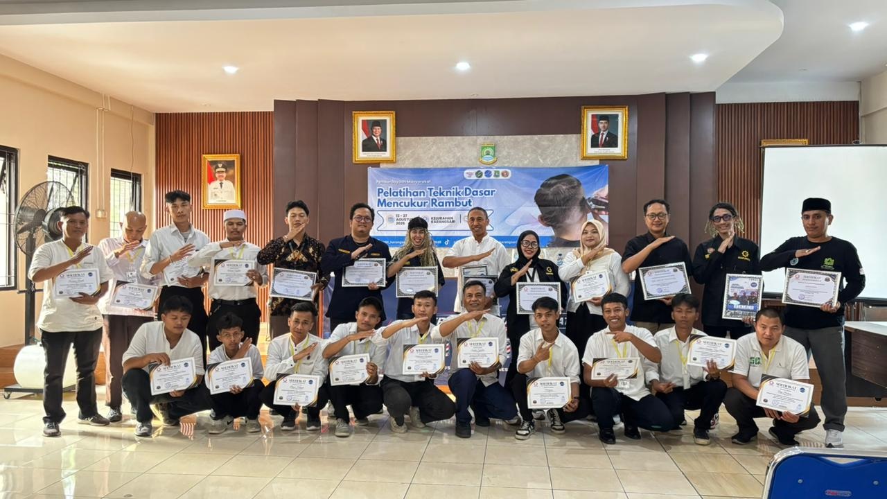 Warga Karangsari Dilatih Teknik Mencukur Rambut 