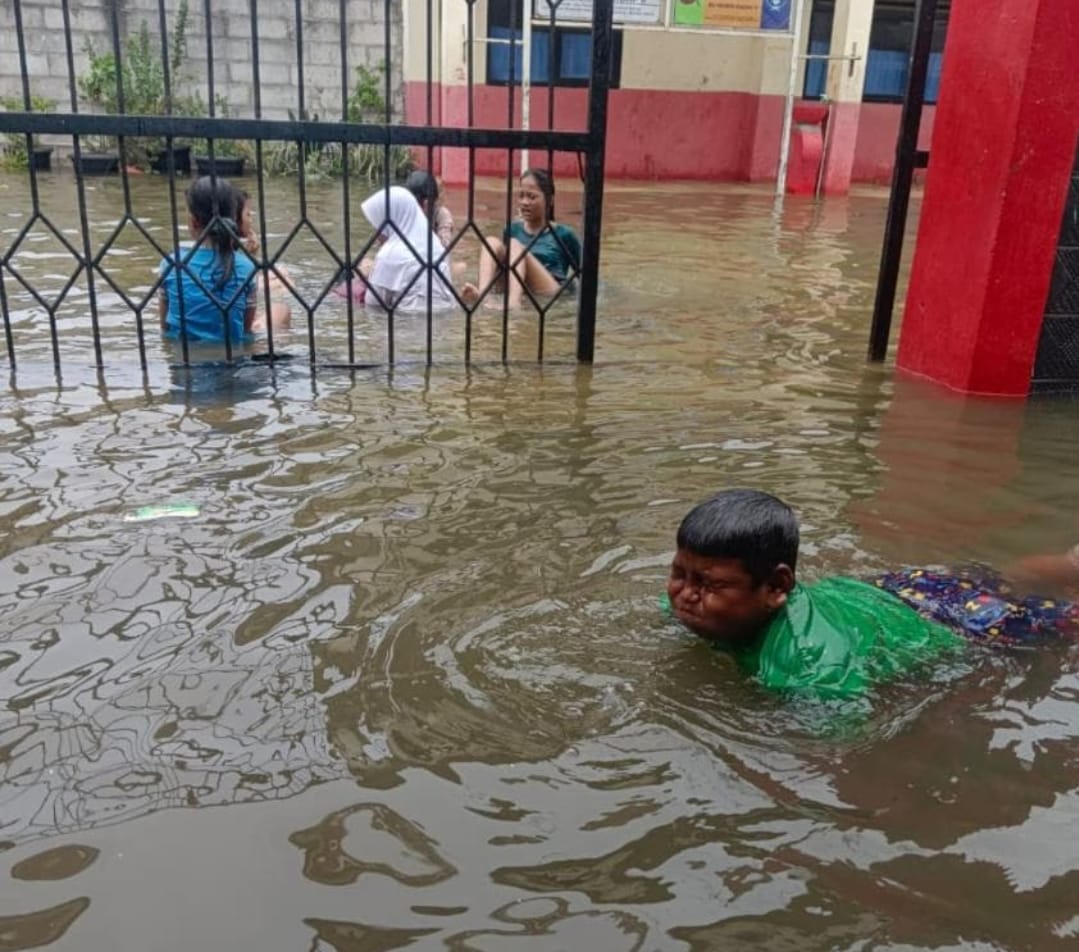 SDN Dadap II Diterjang Banjir Rob, KBM Tetap Berjalan
