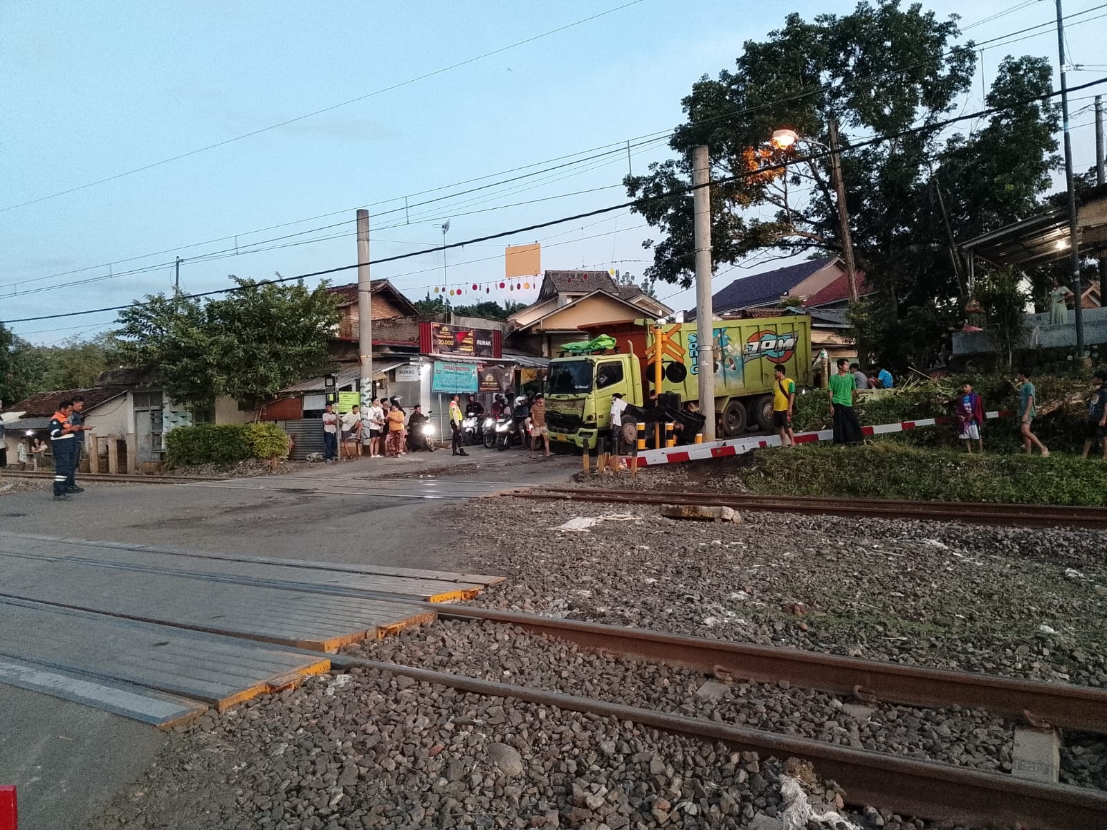 Aturan Pembatasan Truk Tambang Belum Efektif