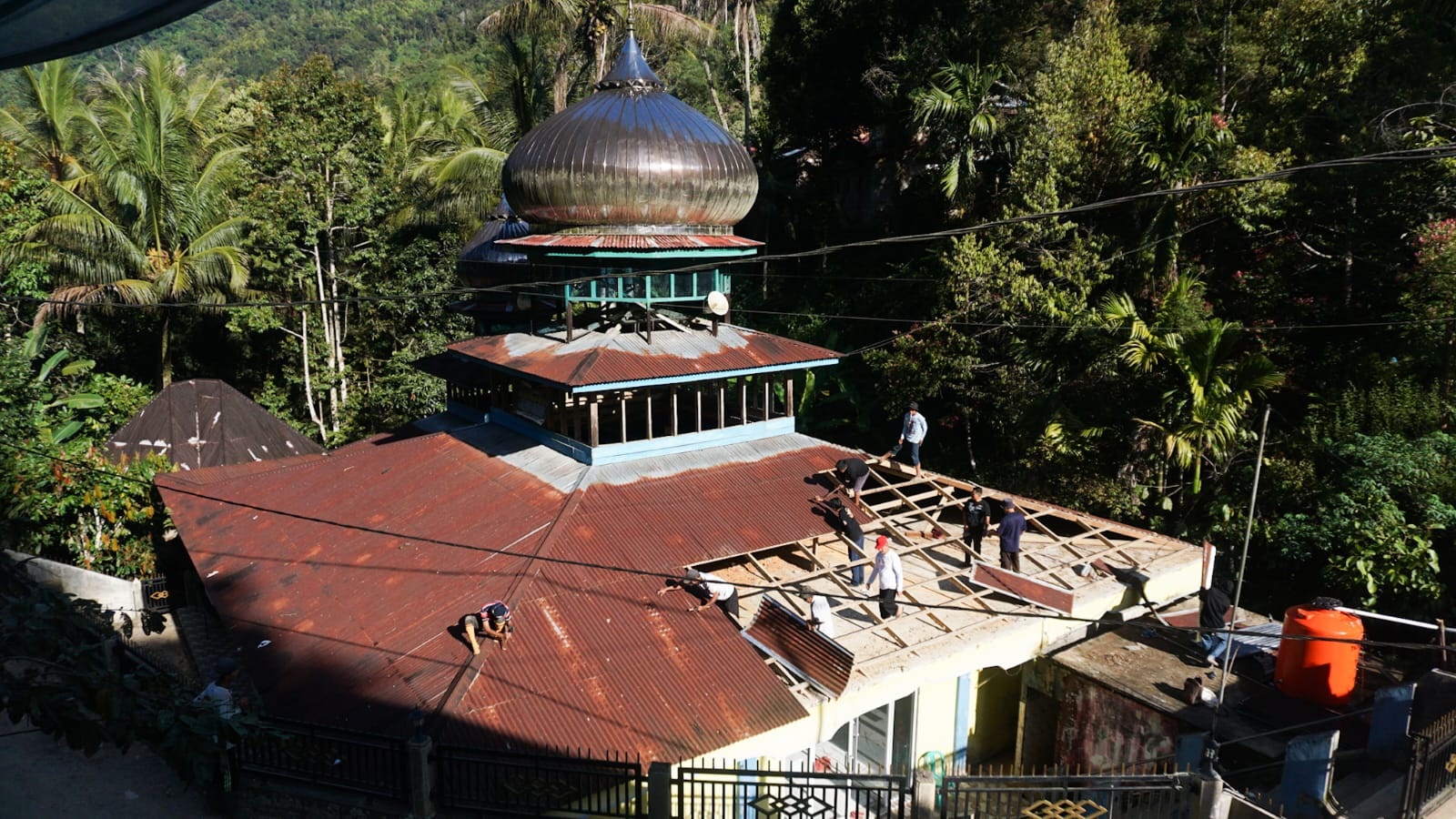 Relawan Kota Tangerang Perbaiki Masjid di Sumbar