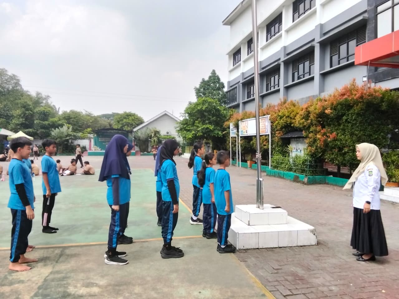 Melihat Siswa SDN Sukasari 5 dalam Mempersiapkan Upacara Bendera