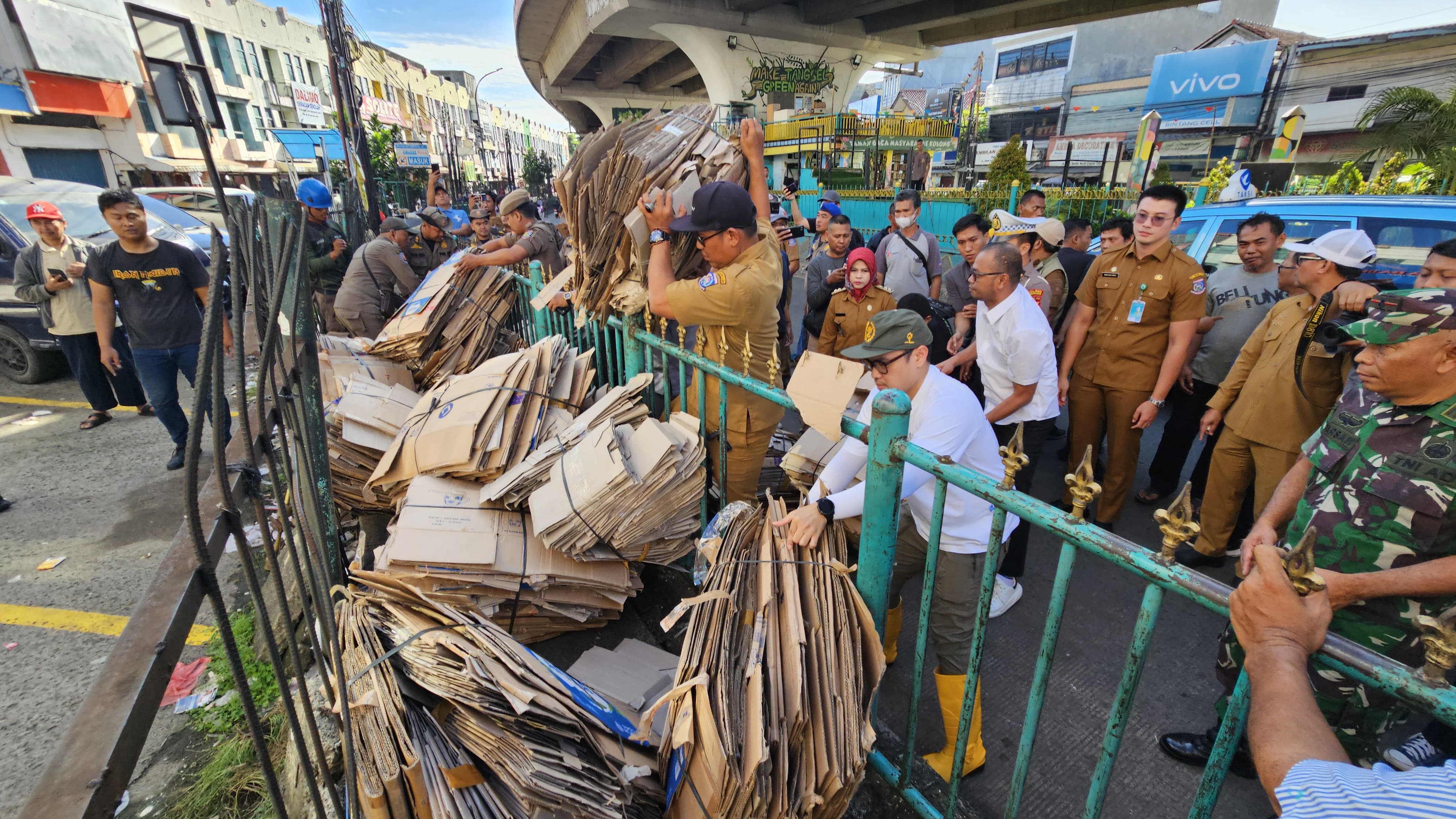 Pilar Pimpin Penertiban Kawasan Pasar Ciputat, Trotoar Jadi Tempat Kardus
