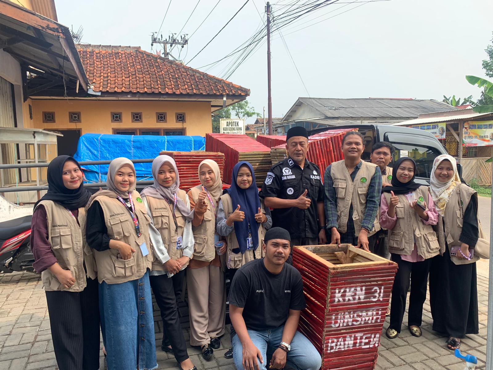 KKN 31 UIN SMH Banten Bagikan 13 Tong Sampah di 13 Kampung Desa Banjar