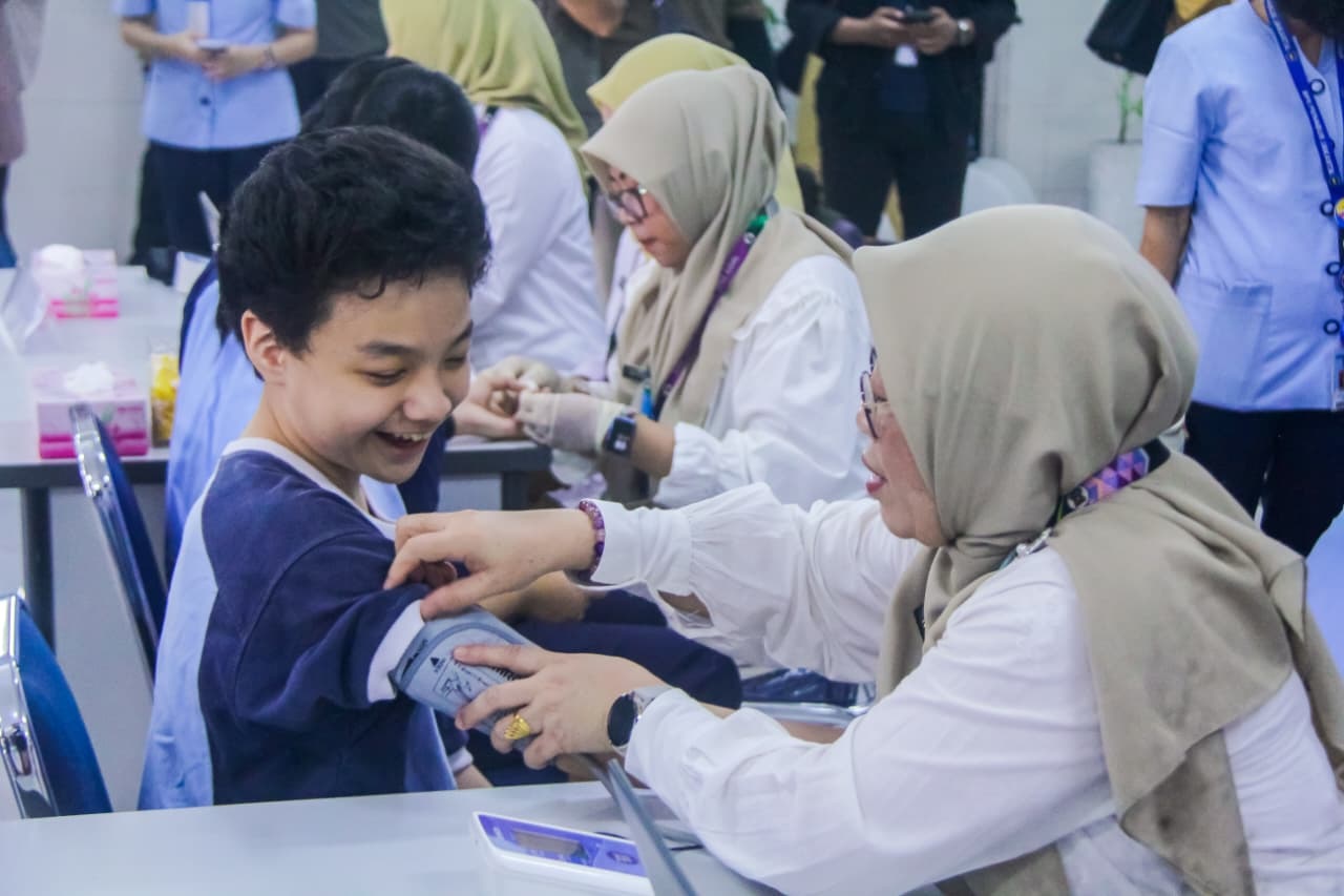 Ratusan Siswa Ikut Tes Kesehatan Kemenkes, Gula Darah hingga Telinga dan Mata Siswa SMP Penabur Diperiksa