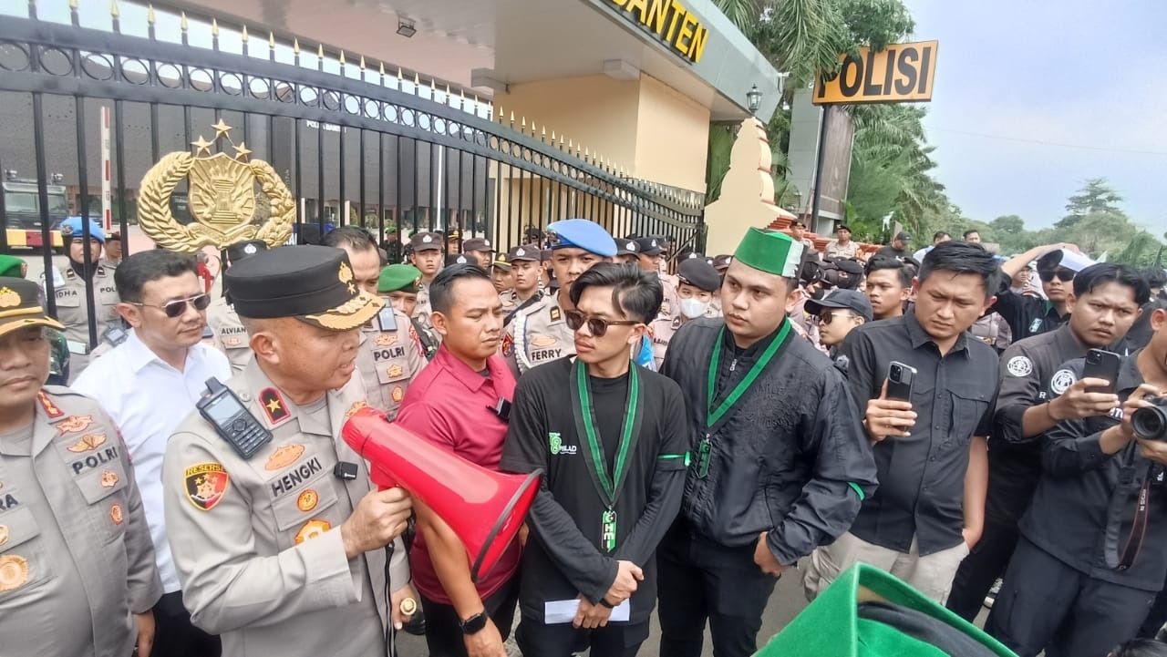 Massa Tuntut Polisi Tidak Represif